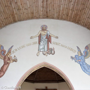 In auffälligen Farben gestaltete Szene zeigt den auferstandenen Christus zu dessen Seiten Engel mit Krone und Schwert zu sehen sind